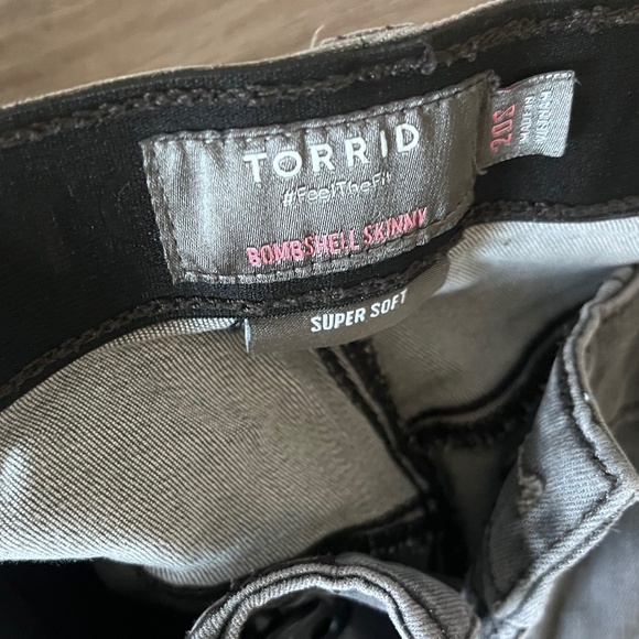 Torrid size 20 bombshell skinny gray distressed jeans - Picture 2 of 2